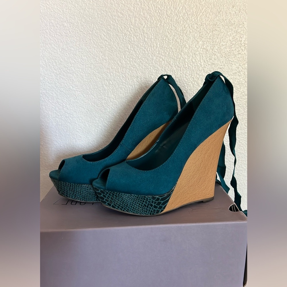 JLo peep toe platform wedges w/lace up ankle strap size 8 teal slightly used
